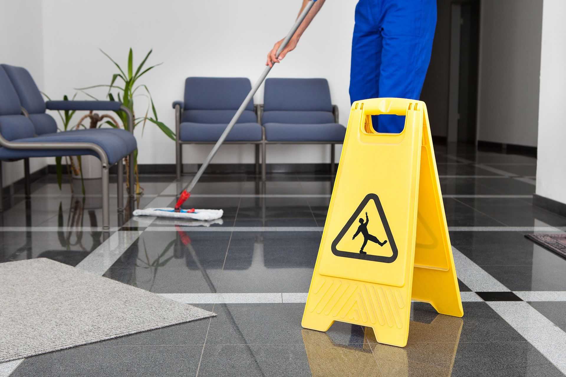 La pulizia dei pavimenti in ufficio o aziende